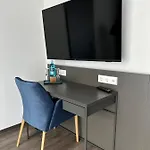 호텔 Schoene Aussicht, Stilvoll Modern, Direkt Am Ruestersieler Hafen
