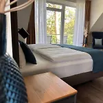 Otel Schoene Aussicht, Stilvoll Modern, Direkt Am Ruestersieler Hafen 3*
