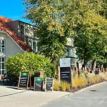 Schoene Aussicht, Stilvoll Modern, Direkt Am Ruestersieler Hafen Otel 3*