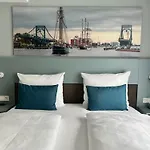 Otel Schoene Aussicht, Stilvoll Modern, Direkt Am Ruestersieler Hafen