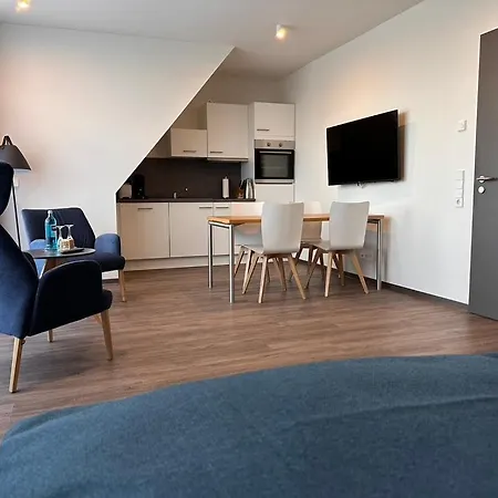 Hotel Schoene Aussicht, Stilvoll Modern, Direkt Am Ruestersieler Hafen 3*