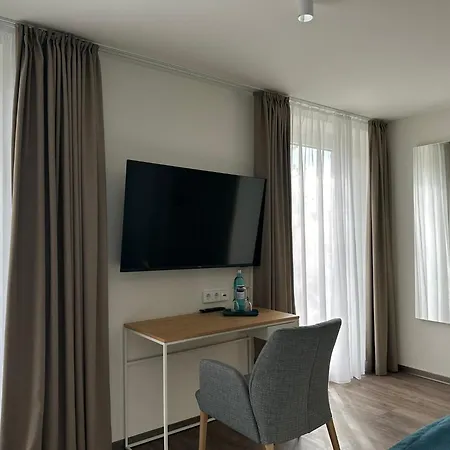 Hotel Schoene Aussicht, Stilvoll Modern, Direkt Am Ruestersieler Hafen 3*