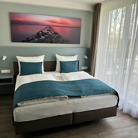 Schoene Aussicht, Stilvoll Modern, Direkt Am Ruestersieler Hafen Hotel