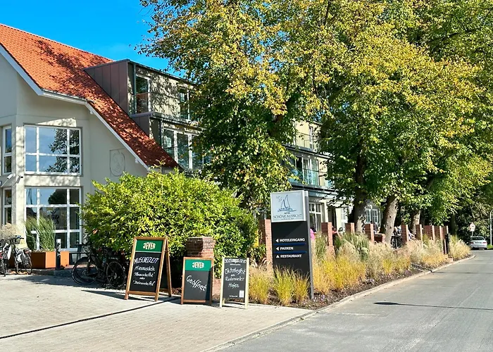 Schoene Aussicht, Stilvoll Modern, Direkt Am Ruestersieler Hafen Otel 3*